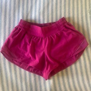 Lululemon Hotty Hot 2.5 inch shorts size 4 in Sonic Pink.
